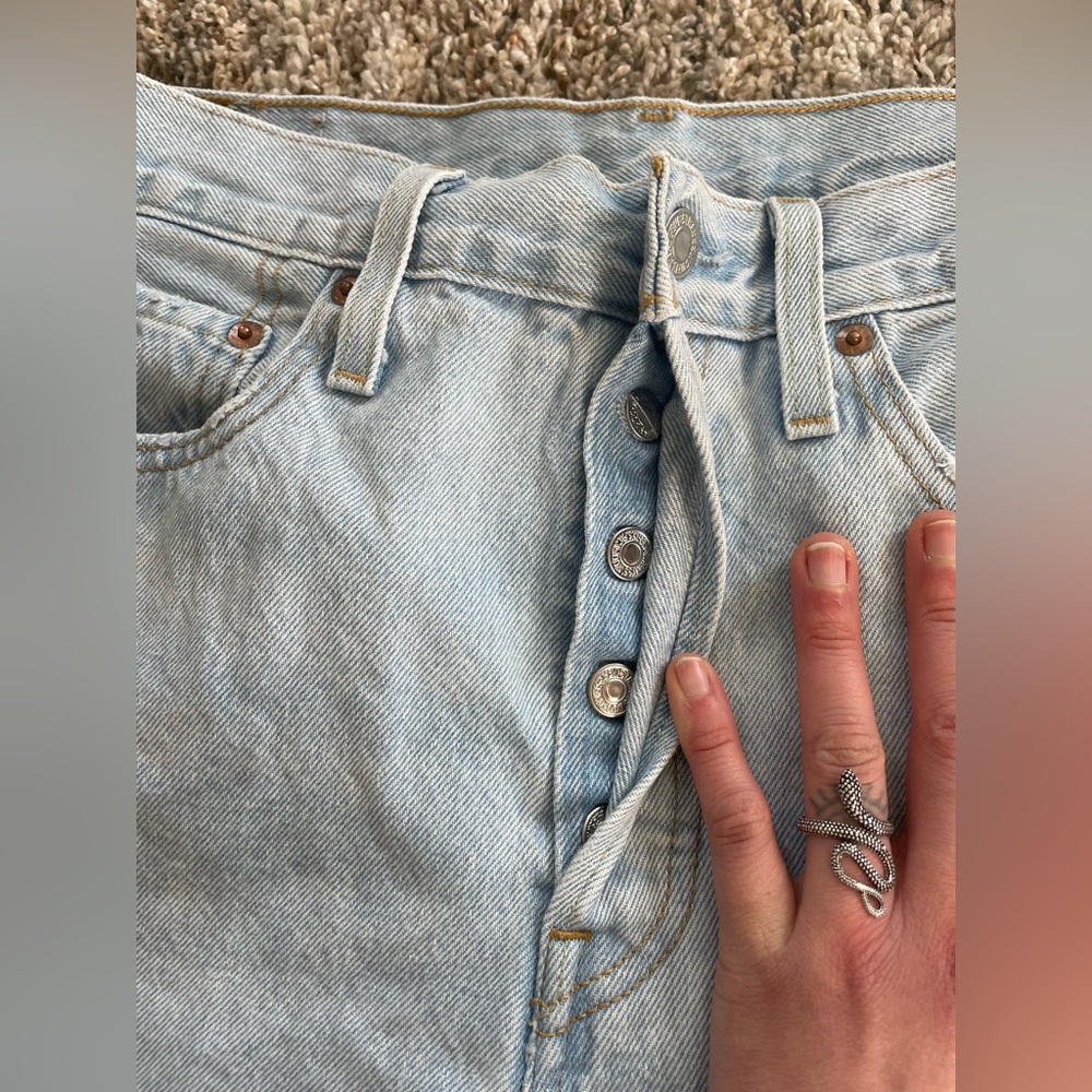 Levi's Woman’s light-wash Blue 501 Skinny Jeans Button-Fly distressed size 29 - Picture 4 of 14